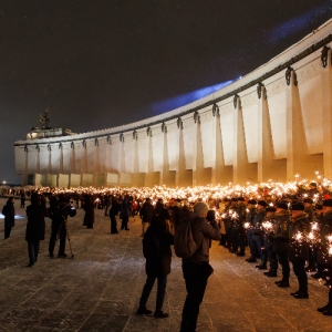 Море огней — океан памяти. Поклонная гора озарилась в честь героев Ленинграда