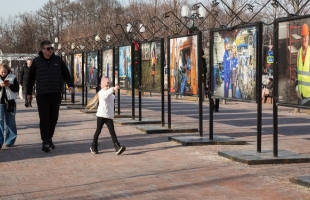 В парке Победы на Поклонной горе можно увидеть портреты работников городского хозяйства