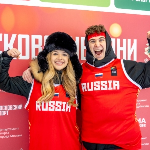 Пельмени на виражах: знаменитости и блогеры устроили гонки на тюбингах в Крылатском