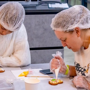 Праздничную программу к 8 Марта подготовили в Едином центре поддержки бойцов СВО и их семей