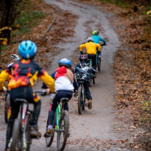На велосипеде по бездорожью: в Крылатских холмах прошел чемпионат по маунтинбайку