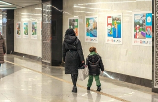 В переходе между станциями «Новаторская» открылась фотовыставка «Питомцы в Москве: все на прогулку!»