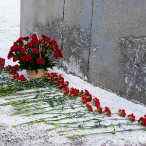 Торжественное возложение цветов к мемориалу «Москва – город-герой» прошло в районе Дорогомилово