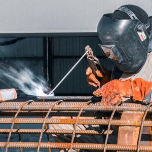 Между районом Крылатское и Мневниковской поймой начали возводить опоры арок моста