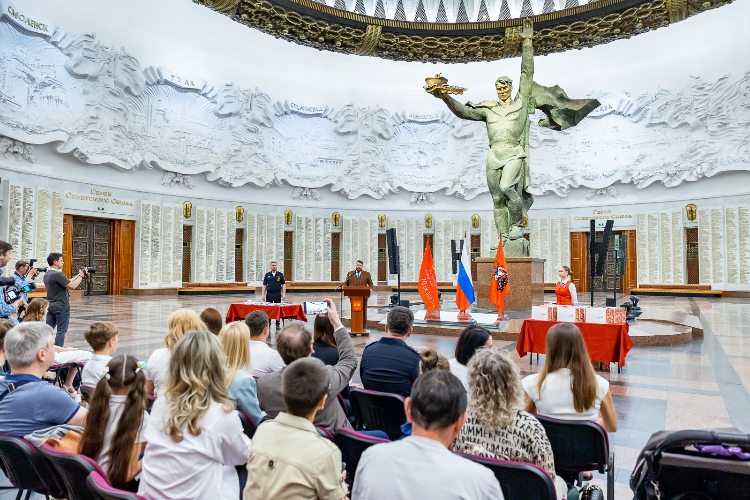 В Музее Победы провели церемонию вручения паспортов 14-летним москвичам