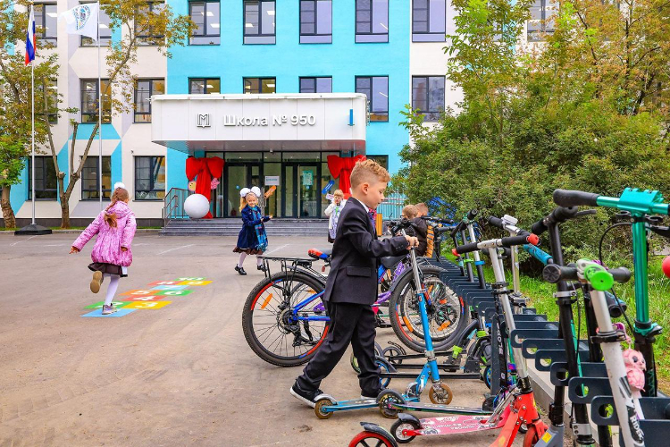 Собянин: В этом году проведем реконструкцию около 100 школьных зданий