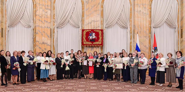 Сергей Собянин вручил награды москвичкам в преддверии 8 Марта