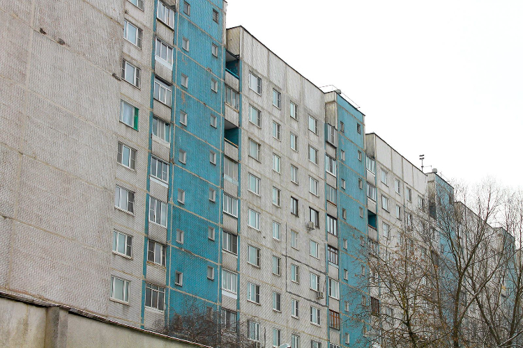 На западе Москвы отремонтируют жилой дом, увенчанный зубчатыми фризами