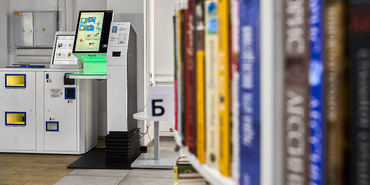 Для удобства читателей в библиотеке им. Ахматовой работают станции самообслуживания