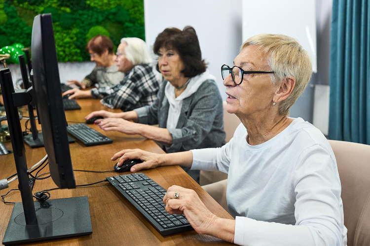 Жителей ЗАО «серебряного» возраста приглашают в «Школу социальных сетей»