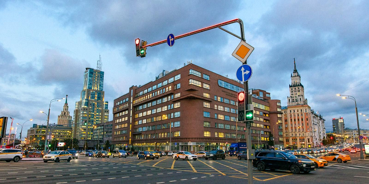 Подсветка на опорах светофоров в этом году появилась по девяти адресам в ЗАО