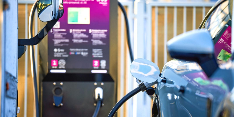 Три зарядные станции для электромобилей установят в Западном округе