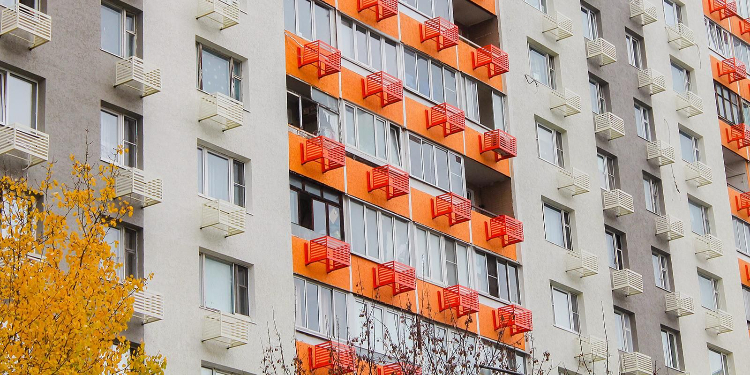 В районе Ново-Переделкино завершается капремонт четырех домов по технологии «мокрый фасад»