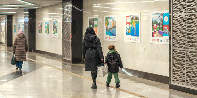 В переходе между станциями «Новаторская» открылась фотовыставка «Питомцы в Москве: все на прогулку!»