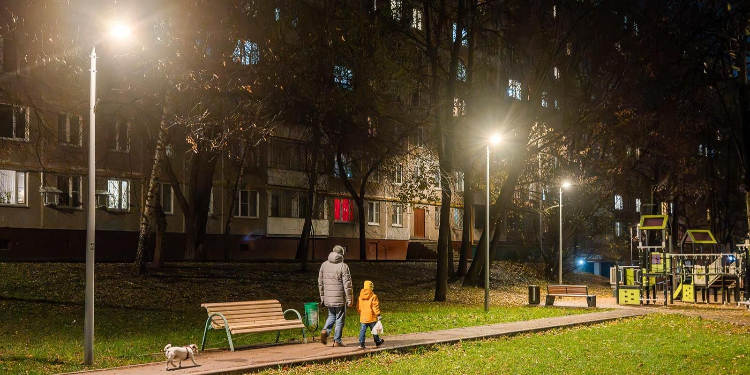 На западе Москвы продолжается модернизация системы уличного освещения