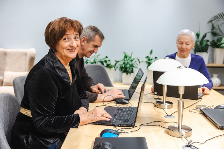 «Долголетов» Западного округа приглашают на интенсив, посвященный безопасности в интернете