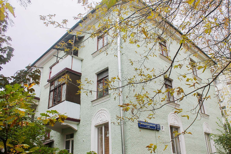 В Кунцеве отреставрировали трехэтажный дом на Молодогвардейской улице