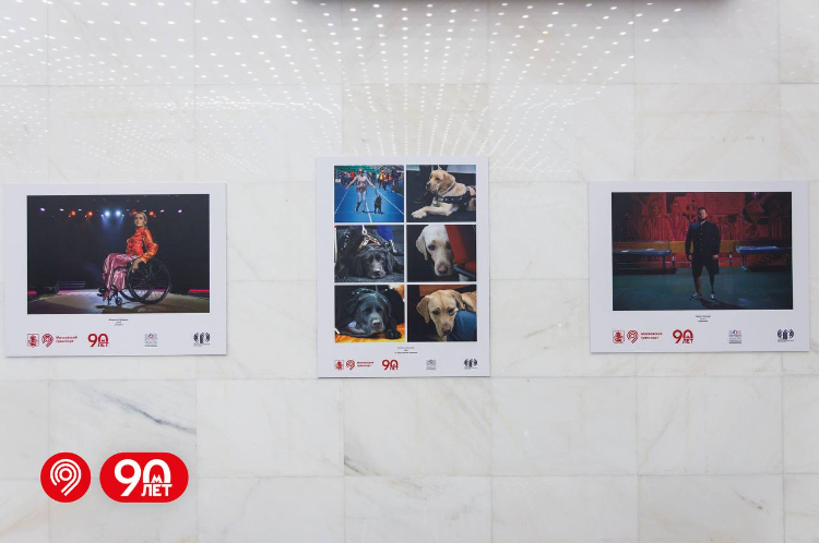 На эскалаторной галерее станции метро «Воробьевы горы» открылась фотовыставка «Без барьеров»