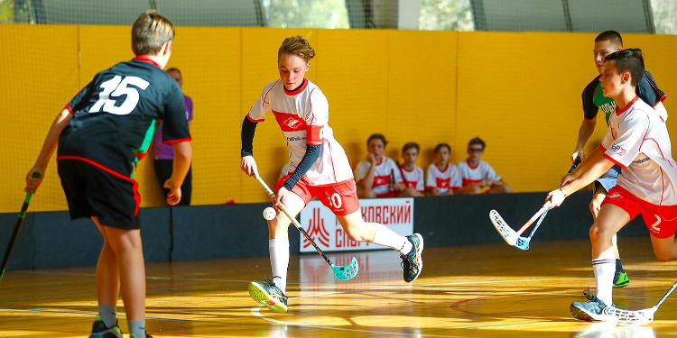 Спорткомплекс «Раменки» приглашает жителей Западного округа на тренировки по флорболу