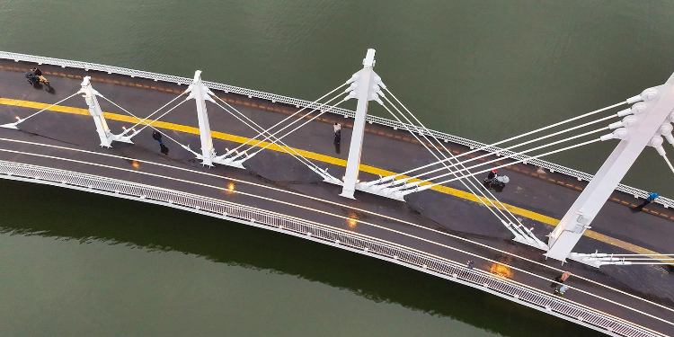 Фотовыставка о лучших стройках Москвы открылась в эскалаторной галерее станции метро «Воробьевы горы»