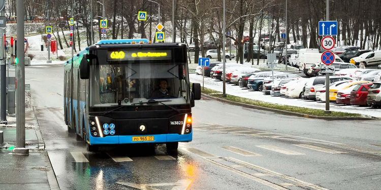 Новую выделенную полосу ввели на Кастанаевской улице в ЗАО