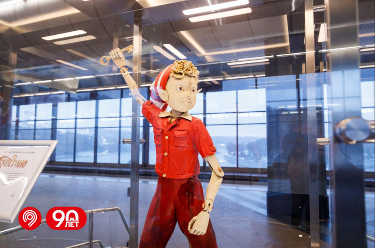На станции метро «Воробьевы горы» открылась выставка костюмов из новой киносказки «Буратино»