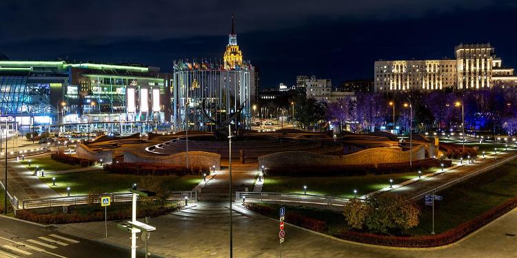 Ландшафтное освещение появилось на площади Евразии у Киевского вокзала