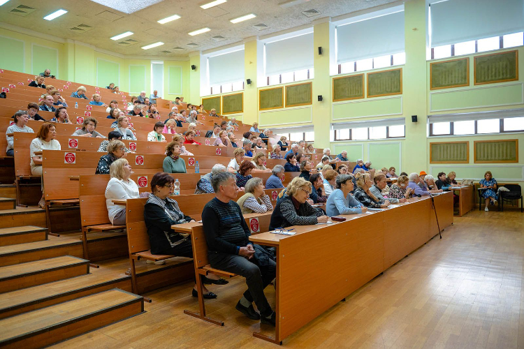 МГУ имени М.В. Ломоносова открыл для «долголетов» курсы по гуманитарным наукам