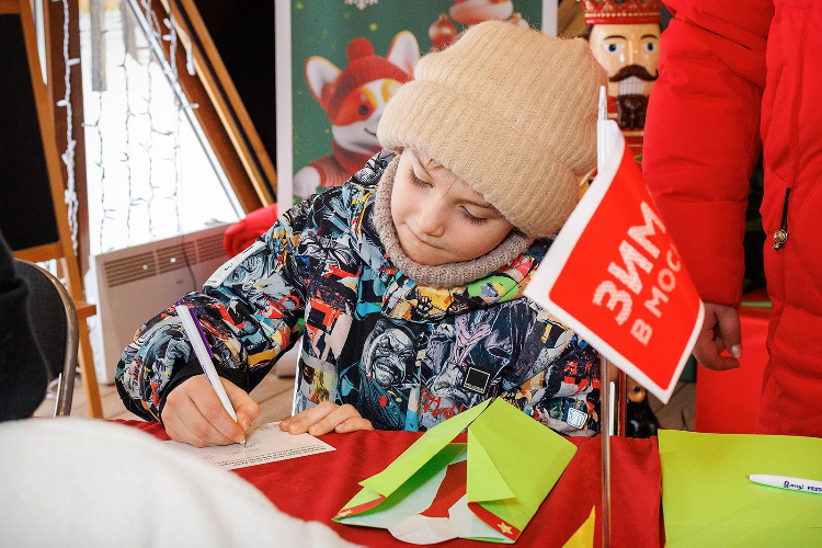 Жители ЗАО создают открытки с добрыми пожеланиями для бойцов СВО