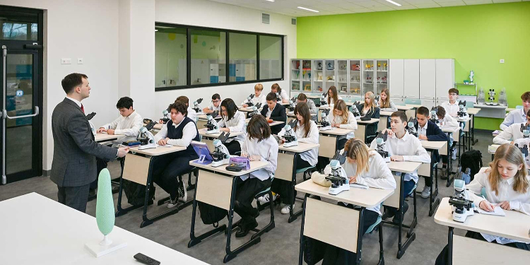 В ЗАО в прошлом году построили восемь объектов образования