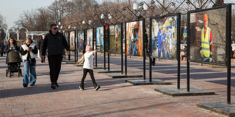 В парке Победы на Поклонной горе можно увидеть портреты работников городского хозяйства