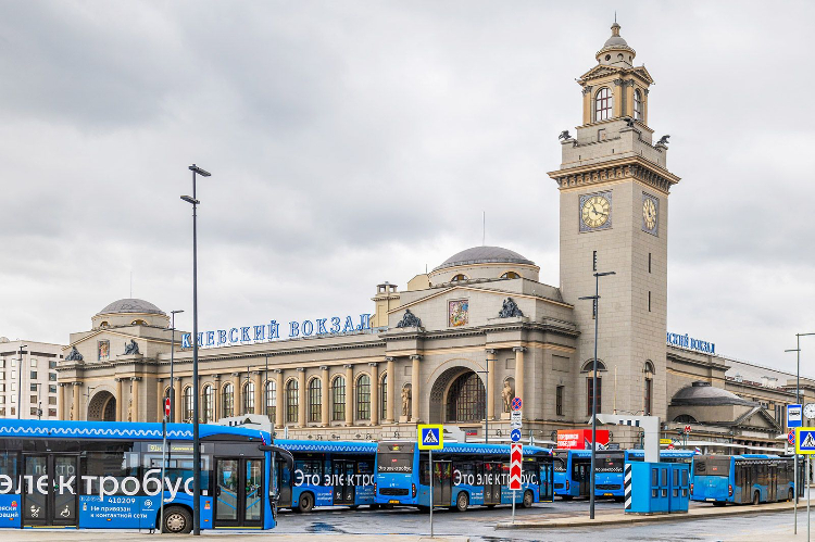 На Киевском вокзале началась подготовка инфраструктуры к лету