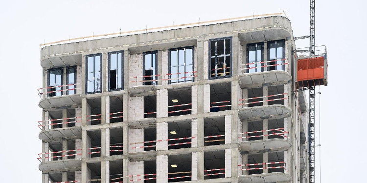 Остекление началось в корпусе жилого комплекса в Можайском районе