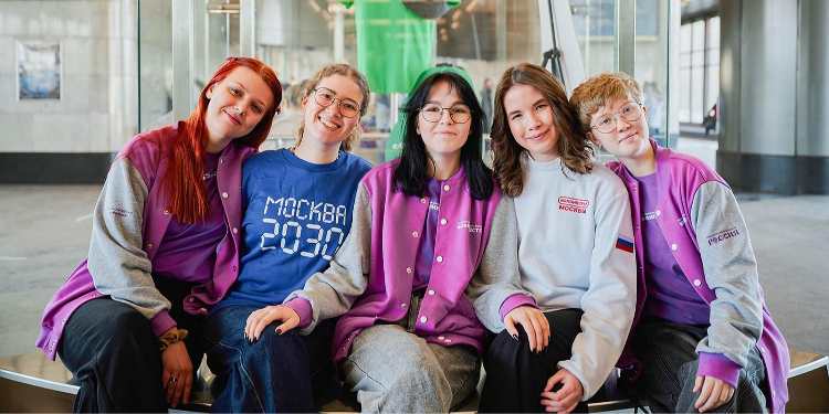 На станции метро «Воробьевы горы» открылась выставка о волонтерах Москвы