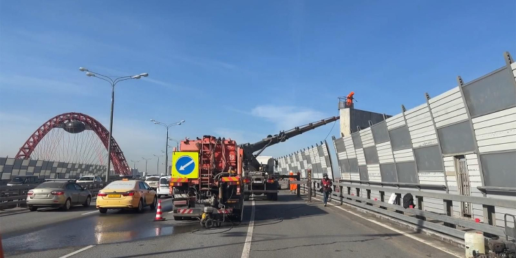 Во время весенней уборки специалисты промыли Живописный мост