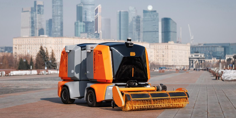 Робот-уборщик «Пиксель» проходит тестирование на Поклонной горе