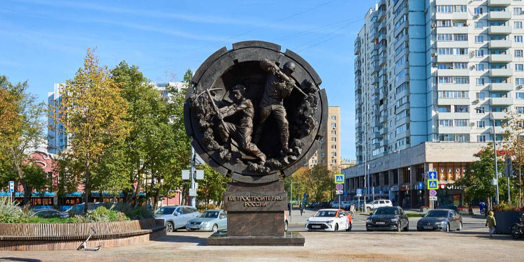 Монумент «Метростроителям России» открыт в сквере Московского Метро — Собянин