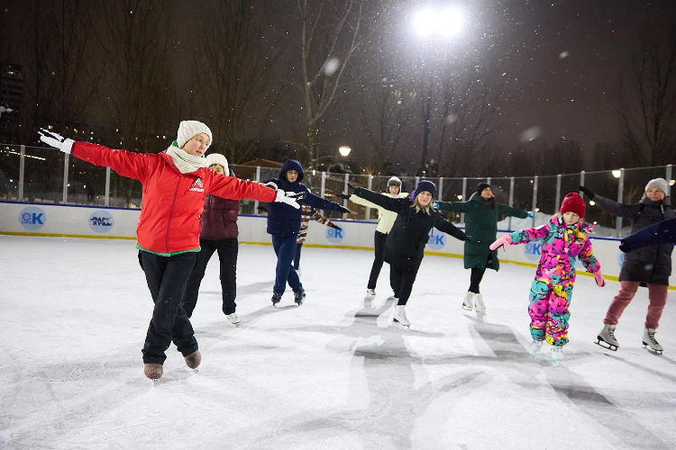 Более 100 спортивных площадок ждут москвичей этой зимой