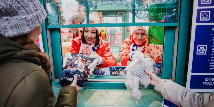 Москвичи передали более 12 тысяч товаров для участников СВО в павильоны «Фабрика подарков»