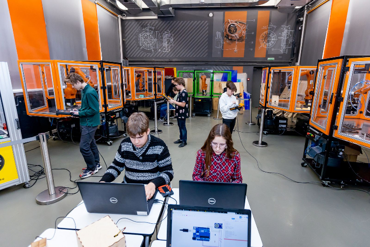 Собянин: 47 тыс. старшеклассников обучаются в предпрофессиональных классах