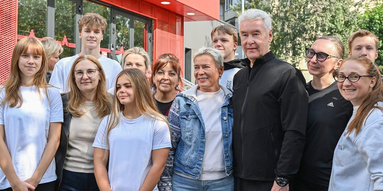 Собянин открыл обновленный спорткомплекс с бассейном в Новогирееве