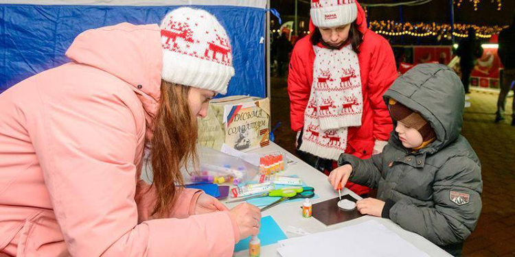 Жители СВАО собрали новогодние подарки для воинов СВО и детей новых регионов