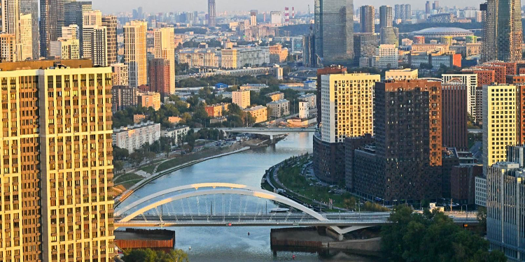 Собянин: Более 105 км дорог построили и реконструировали в Москве за 2025 год