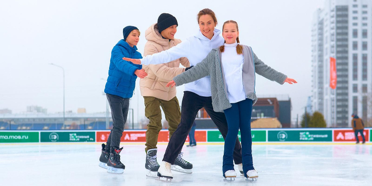 В Москве работают бесплатные спортивные площадки для зимнего досуга
