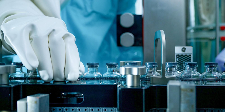 Собянин: Москва наращивает выпуск инновационных лекарственных средств