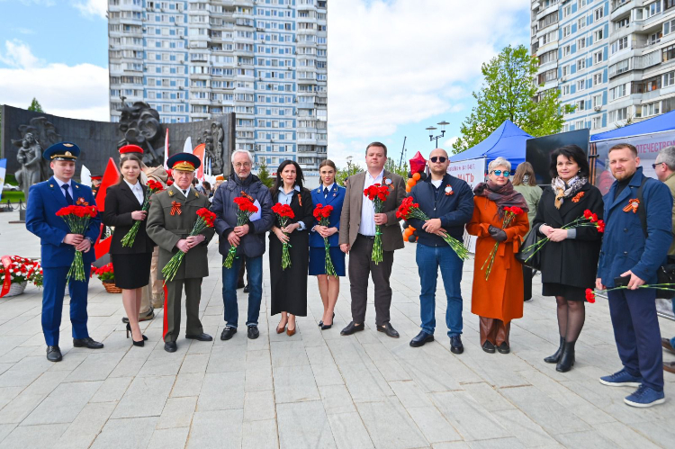 Быть достойными: в Крылатском прошла памятная акция
