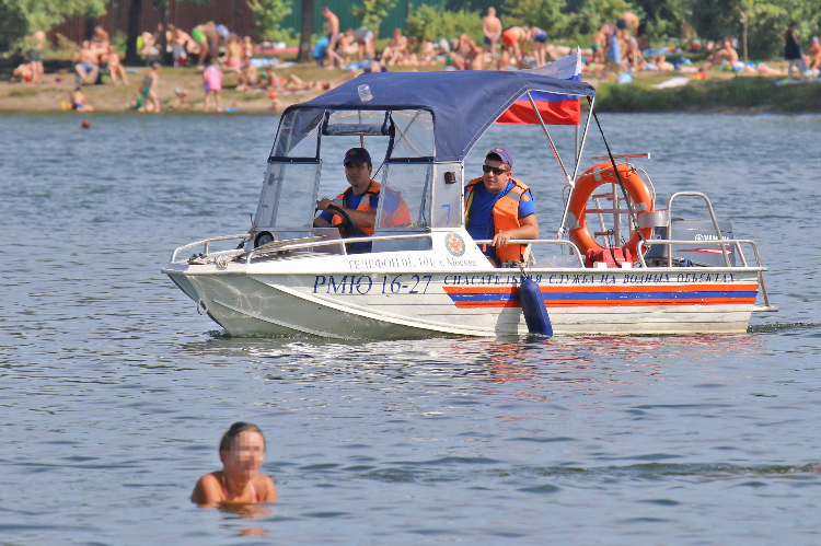Столичные спасатели в усиленном режиме патрулируют Москву-реку и городские водоемы из-за жары