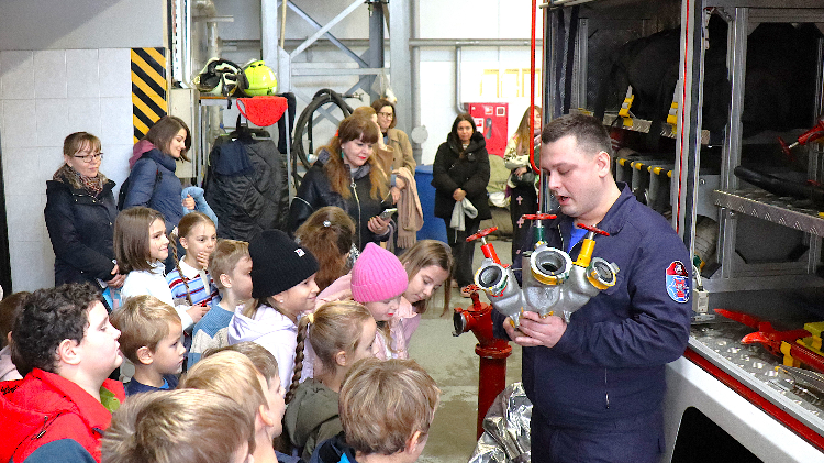 Московские пожарные поделились секретами безопасности со школьниками
