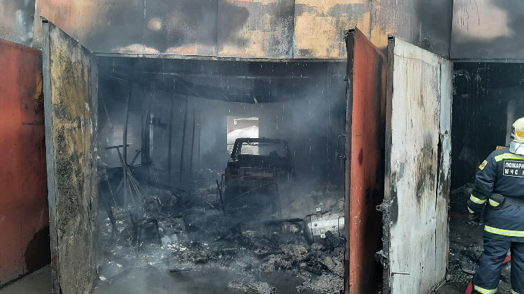 Специалисты напомнили о противопожарной безопасности в гаражах