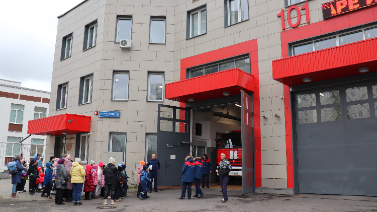 В гостях у героев: как второклассники побывали в пожарной части